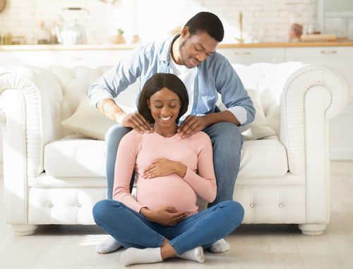 mãe feliz com o marido após escolha do nome de bebe masculino