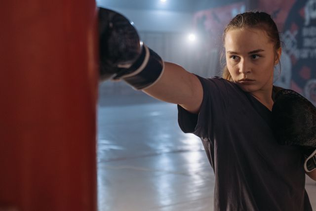 Veja como começar no Muay Thai depois da maternidade, escolher equipamentos e adaptar os treinos à rotina.
