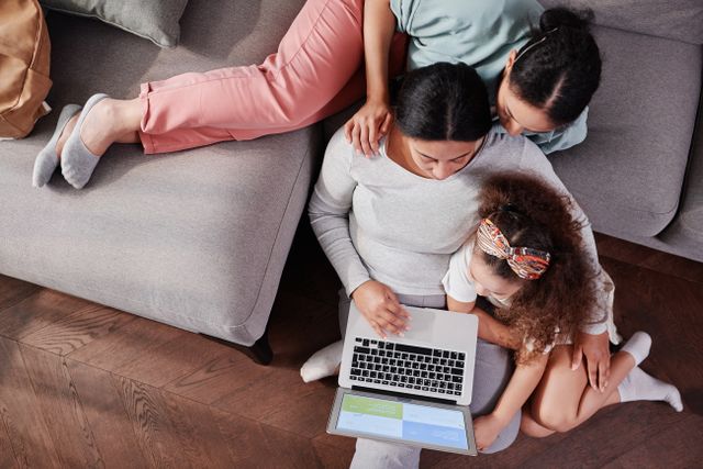 Veja como aplicar a segurança digital para famílias na internet, utilizando canais confiáveis, atendimento prático e consumo consciente. Confira!